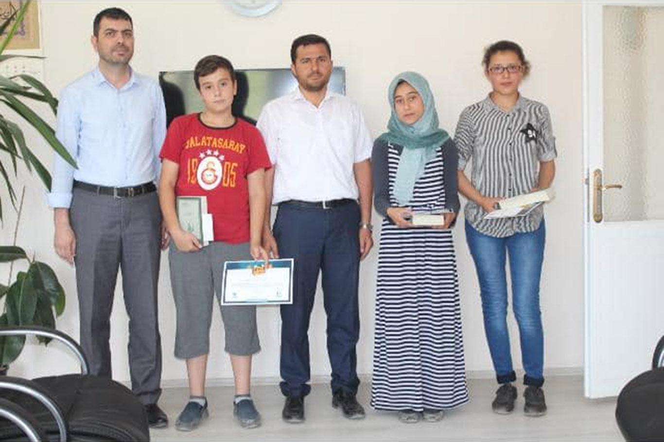 Siyer-i Nebi yarışmasında dereceye giren öğrenciler ödüllendirildi